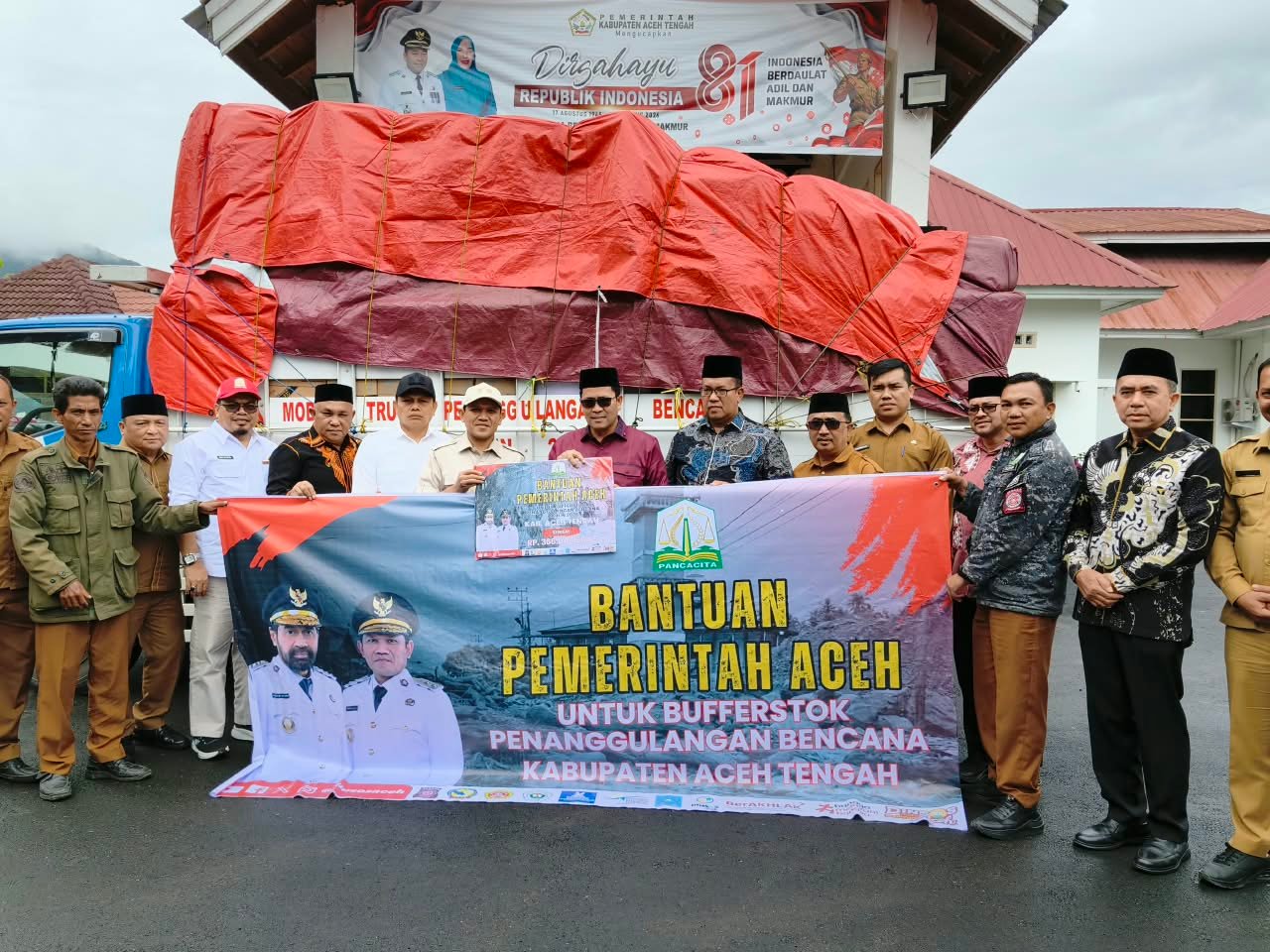Wagub Aceh Dek Fadh Serahkan Bantuan Buffer Stock Penanggulangan Bencana untuk Bener Meriah dan Aceh Tengah